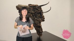 Ángel Martín Carreño: El escultor que escucha la madera de la dehesa Detalle de escultura en madera de encina y hierro Ángel Martín Carreño